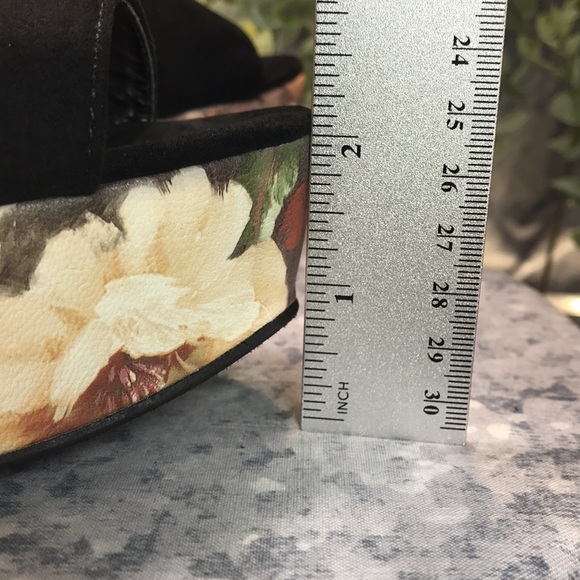 Windsor Open Toe Black Micro Suede Floral Print 5.5” Wedges WMS 8M💐Like NEW💐 - Picture 8 of 9